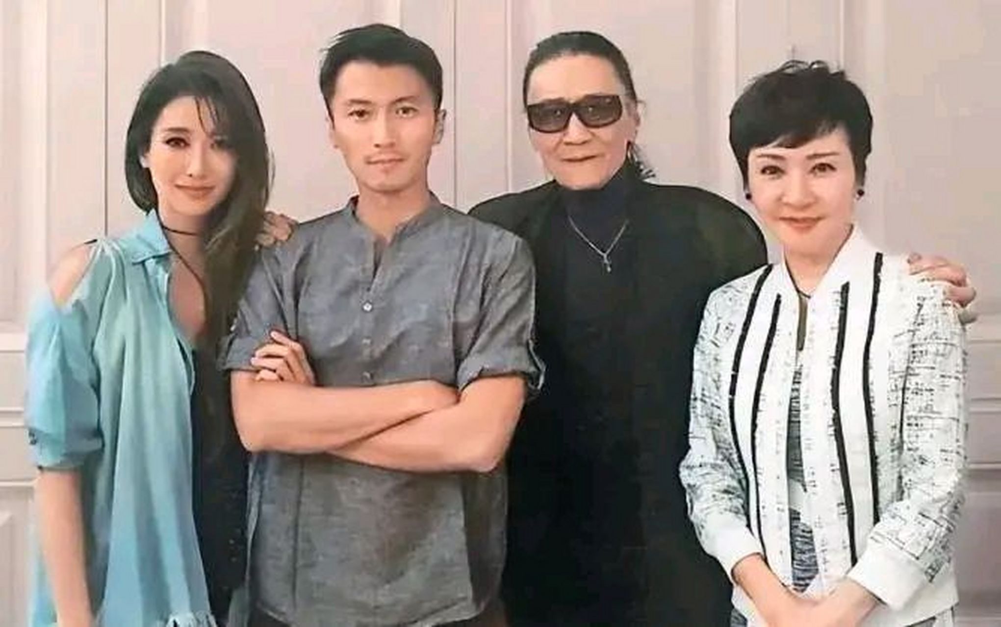 最近,谢霆锋在社交媒体上发布了一张他们家温馨的全家福照片!