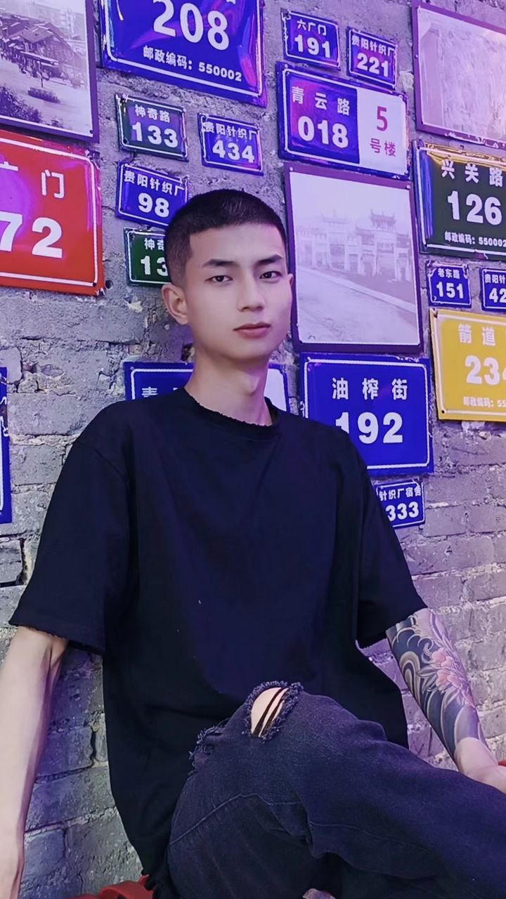 寸头纹身小哥哥超有男人味