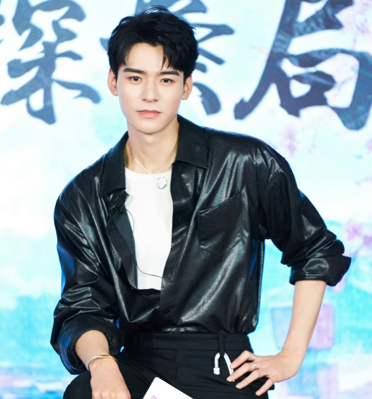 龚俊工作室分享宣传活动现场照,男生戴项链手镯也可以很精致,而且一点