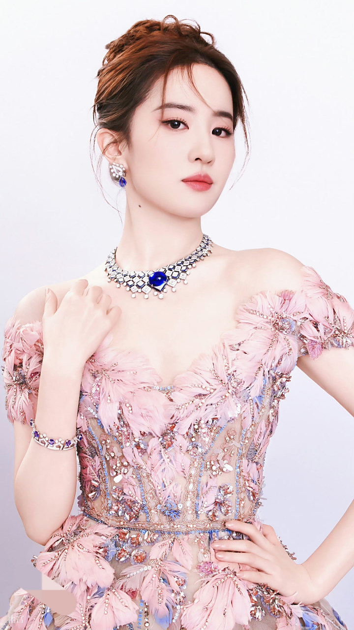 刘亦菲宝格丽生图皮肤状态很好,有点丰韵的美女!