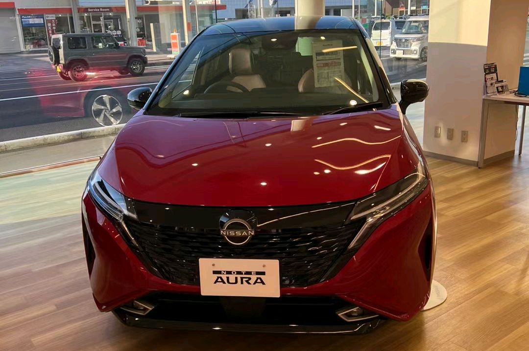 接替骐达,日产aura海外实拍,空间硕大,预售9-11万,时尚又犀利