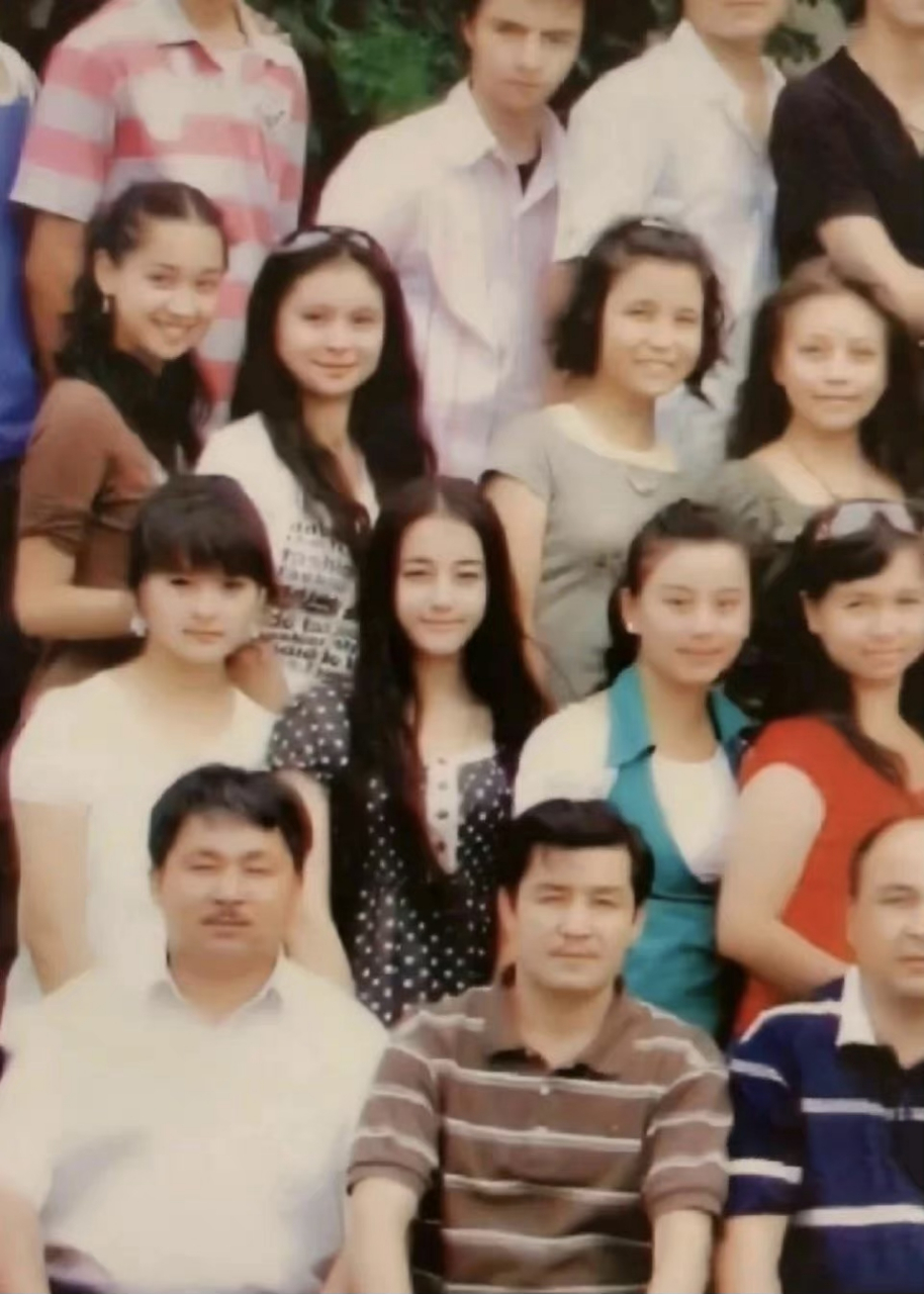 迪丽热巴早期上学时照片