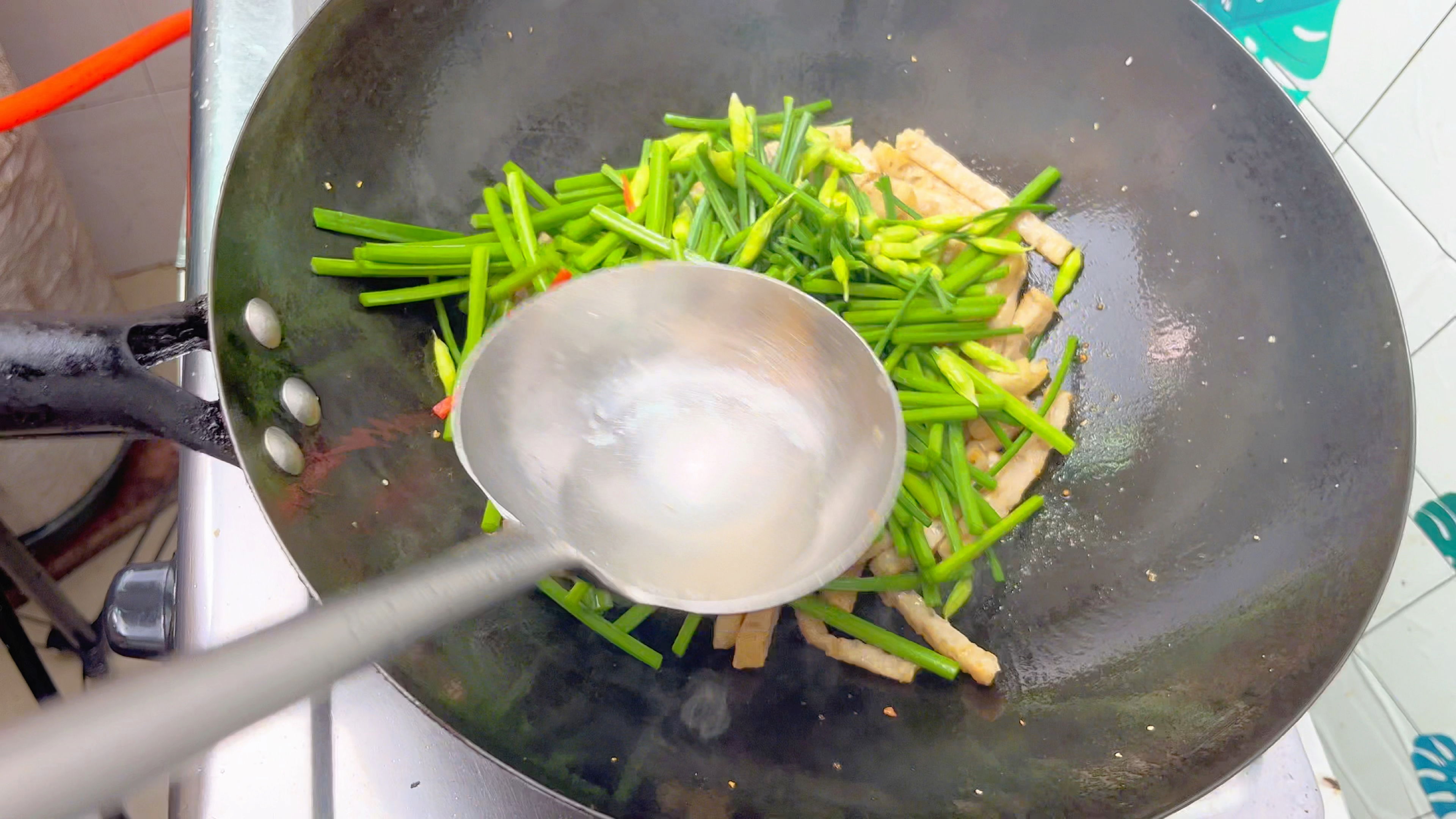 从小就爱吃的一道菜:韭菜花炒肉饼,好吃又下饭