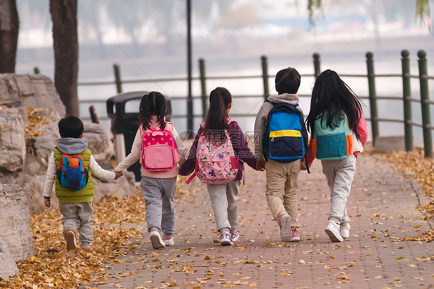 小学生放学背影图片