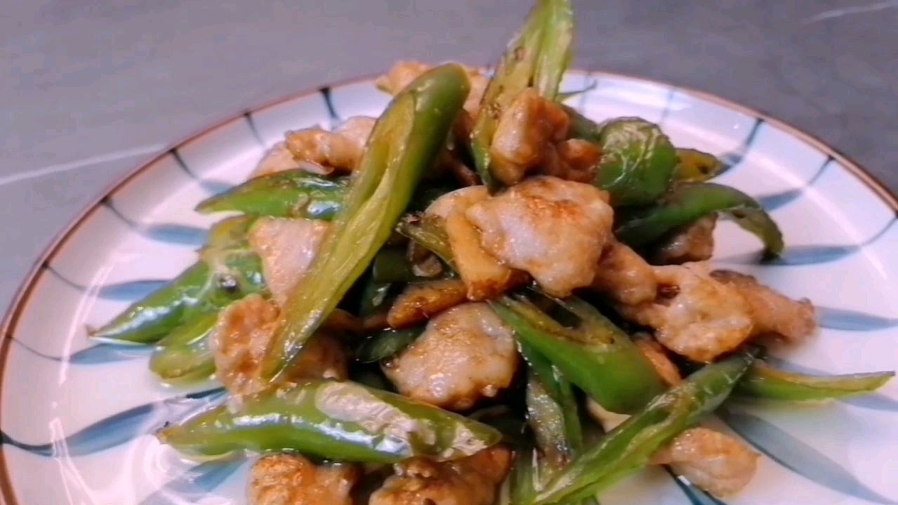 尖椒肉片,这是一种最家常的做法,肉片嫩滑鲜辣,尖椒也非常下饭