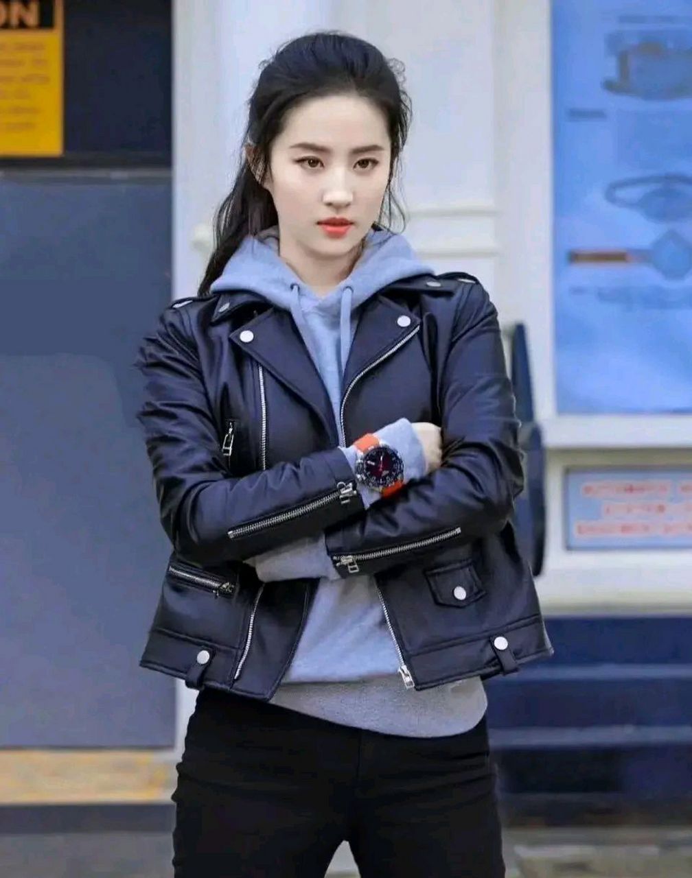 刘亦菲皮衣卫衣造型拍摄天梭手表大片