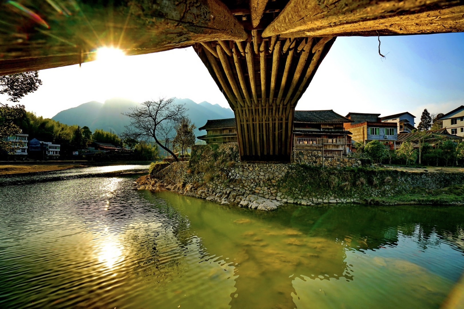 去泰顺泗溪看一场廊桥灯光秀,灯光让廊桥雍容华贵,一改往日的低调朴素