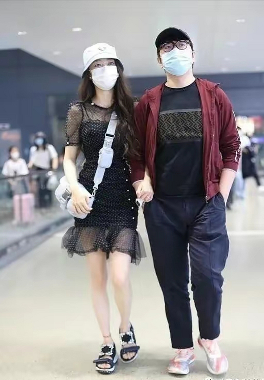 网友:郎朗老婆是真瘦,穿半透视紧身裙时髦洋气,细腰看着还没老公腿粗
