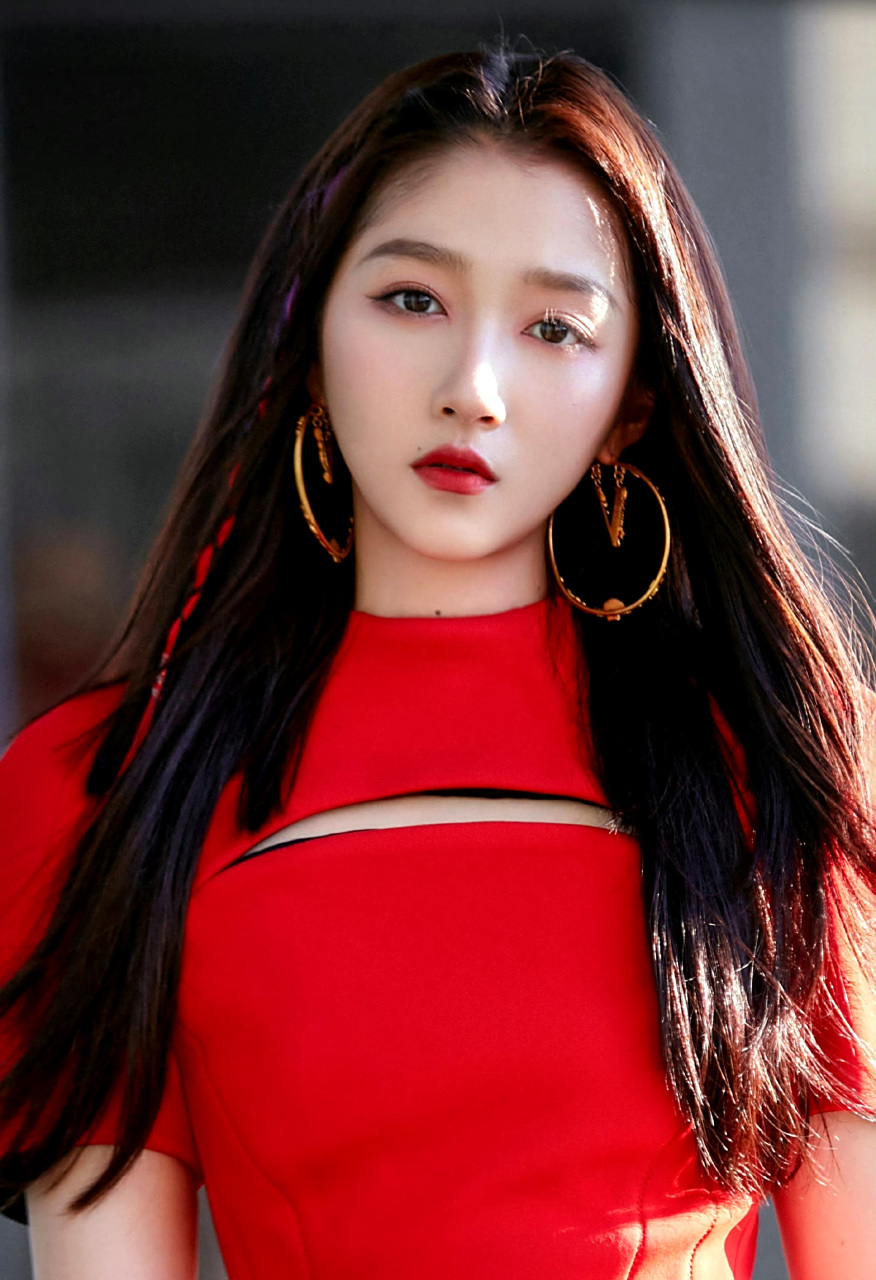 关晓彤红裙看着成熟很多