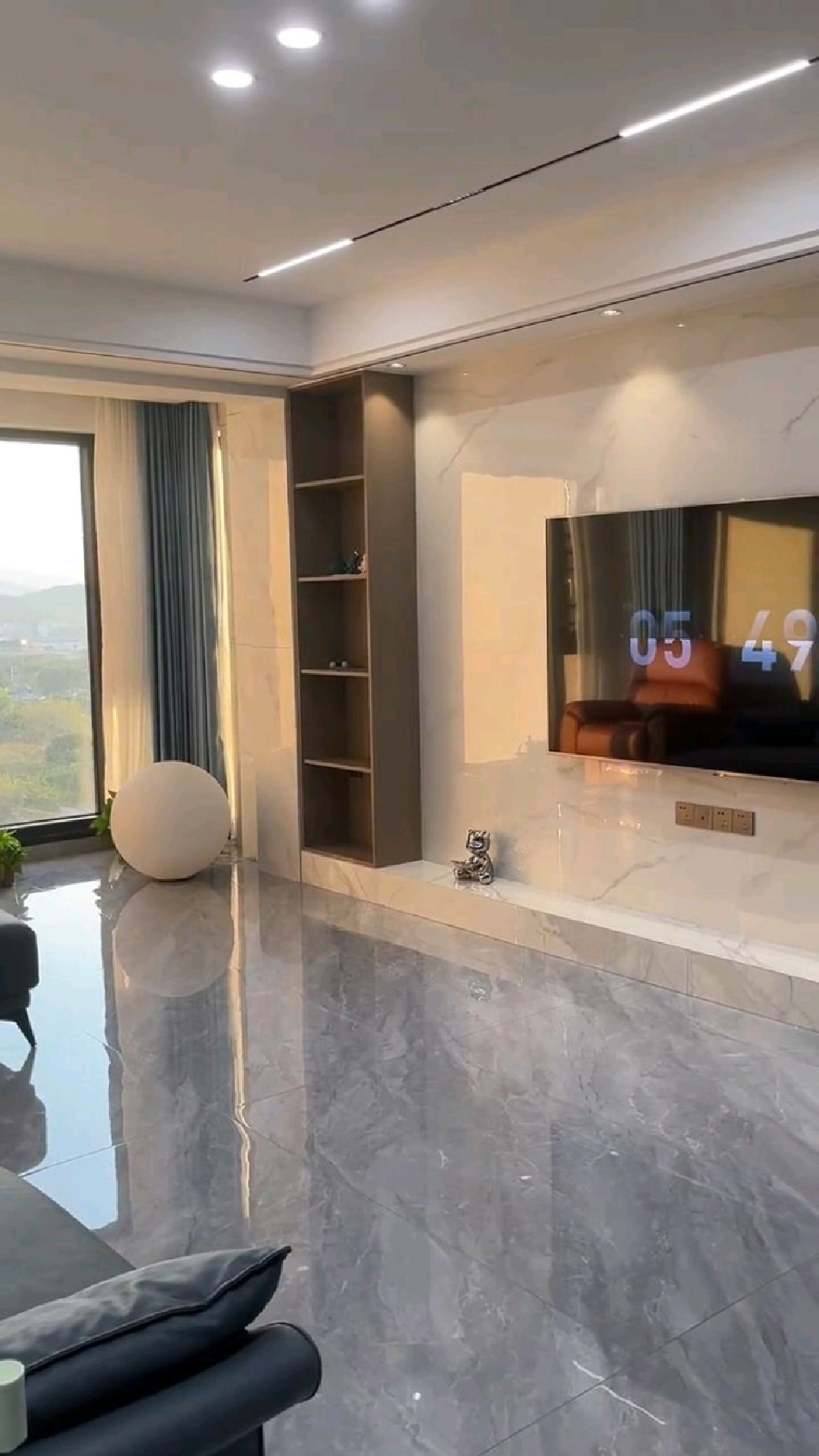 电视背景墙终于还是选择了落地式地台,简约好看,好打理-度小视