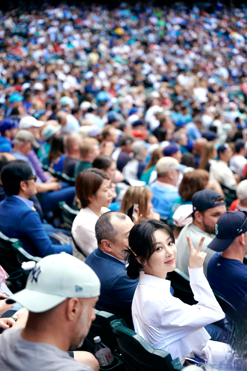 杨紫近期海外路透照 白衬衫,格子裙,双马尾 作为mlb棒球大使,杨紫近日