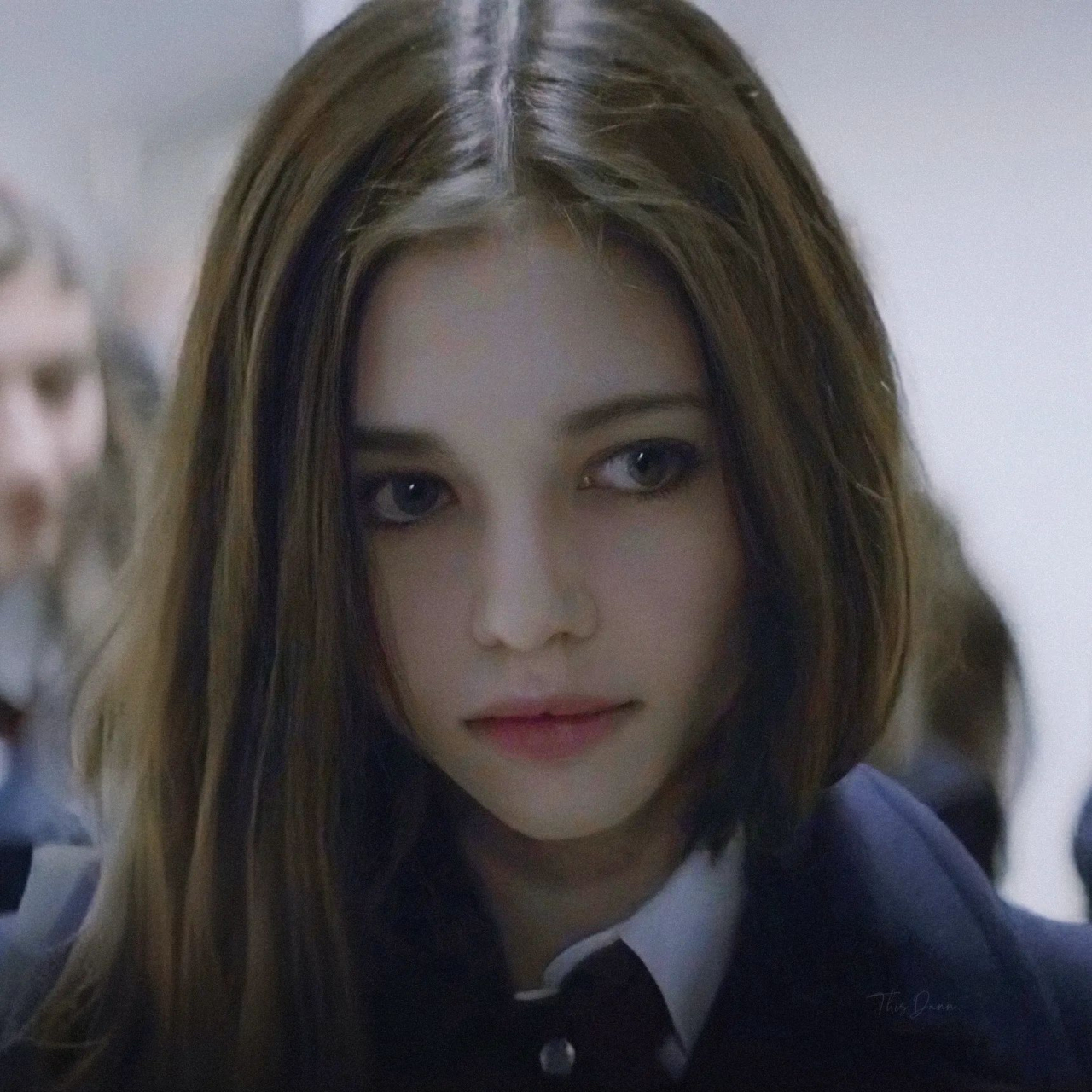 90镜中人|英迪娅·埃斯利|||90电影:镜中人(look away) 94演员