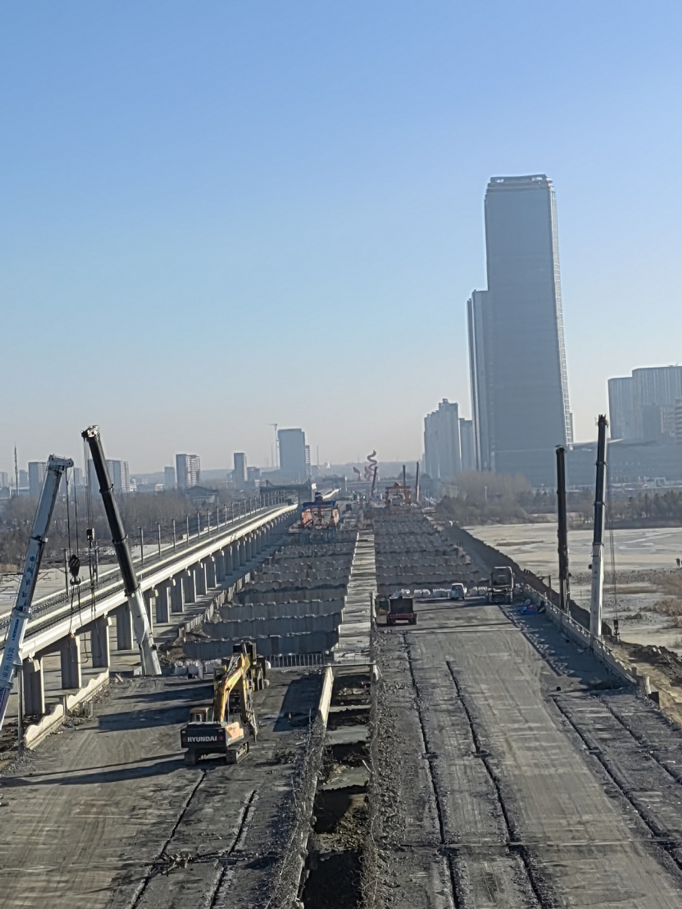 北湖大桥桥面拆除工程,并没有因为长春的天寒地冻而停止,一直在如火如