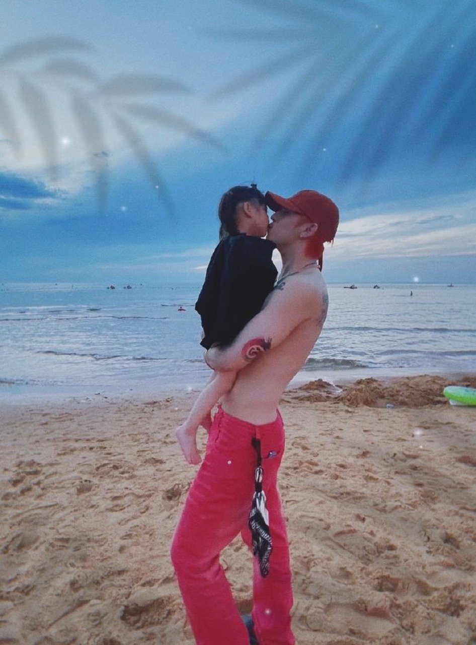 符龙飞晒与女儿的合照,合照中符龙飞抱着小龙妹的画面真的好温馨呀!