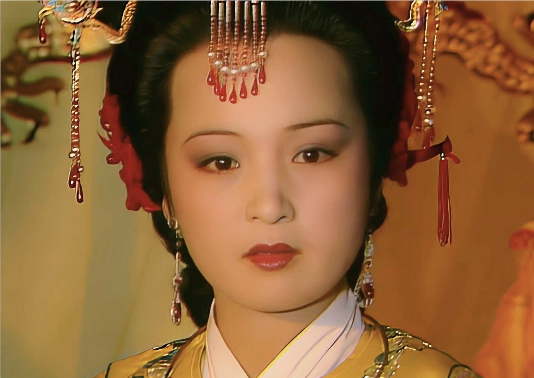 关晓彤还是太稚嫩了,长相气质都不符合贾元春的那种感