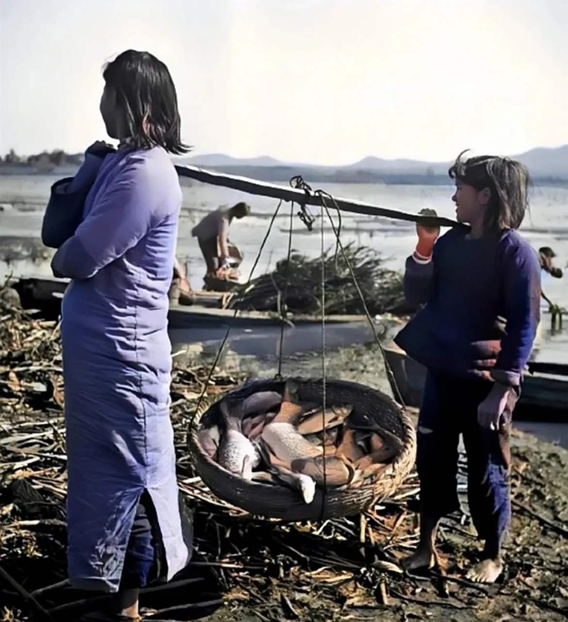 1936年,湖北武汉梁子湖边渔民喜迎大丰收.