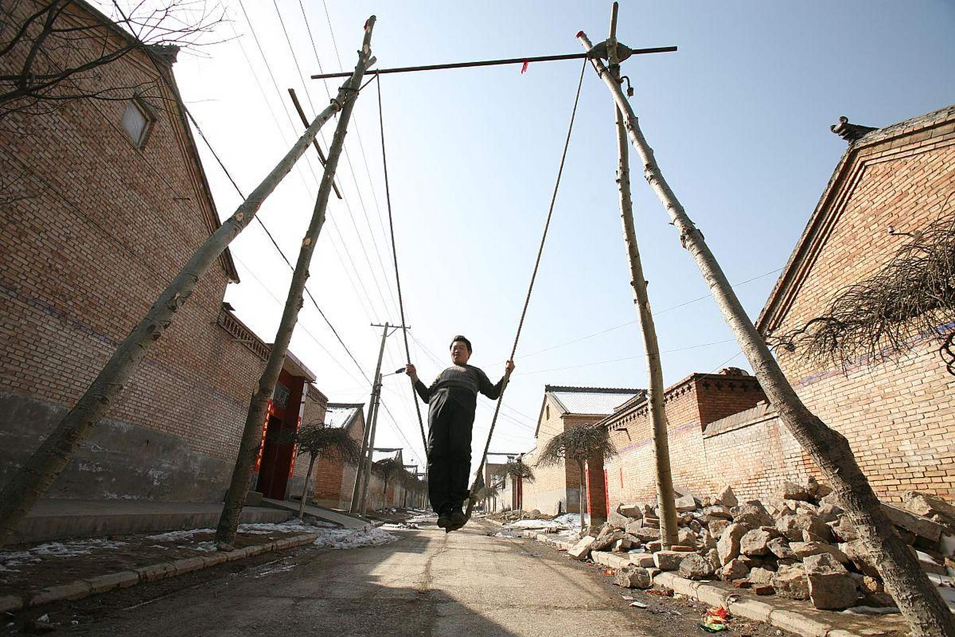 村里大叔自己做的秋千,玩得可嗨了