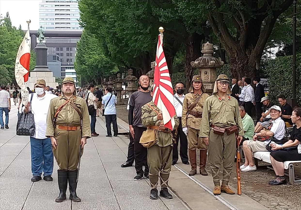 曾根康弘参拜靖国神社图片