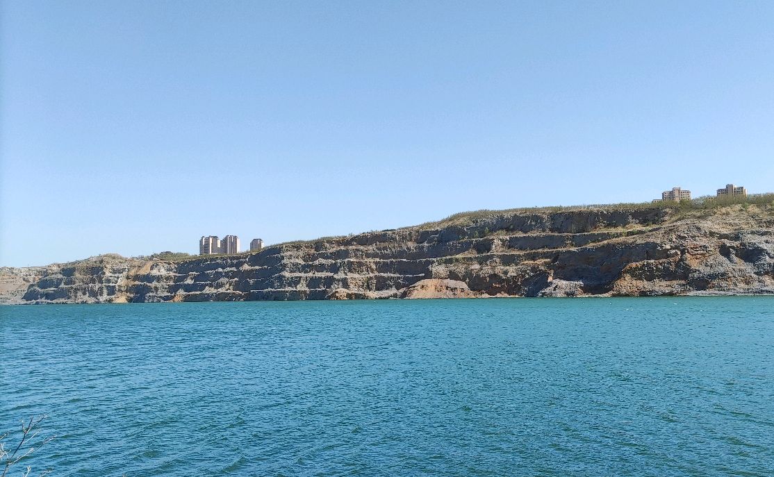 大连这个矿坑很美,被称为长白山天池"大连分池",未来或建公园