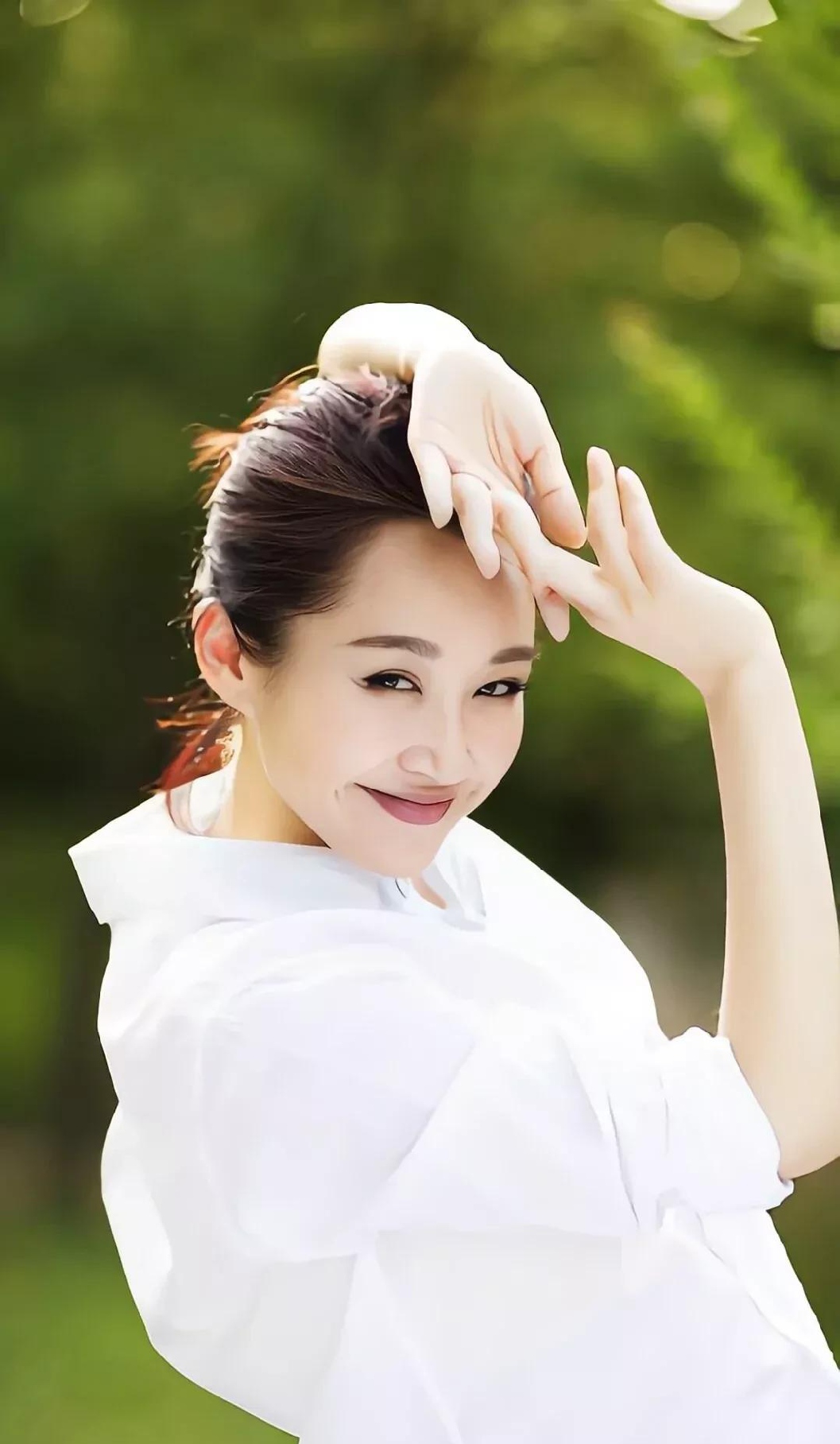 性感女神许晴又美又媚,尽显东方女性魅力