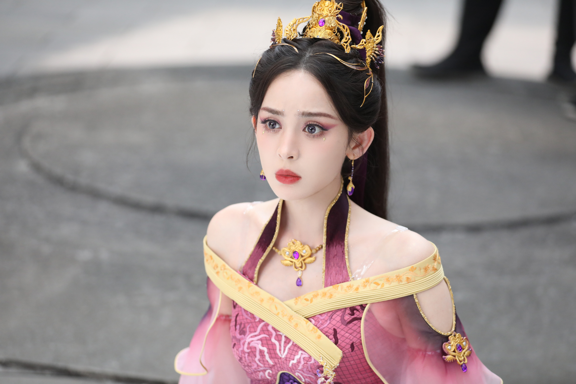 古力娜扎一身紫衣古装亮相,高马尾金簪的造型显得英气十足.