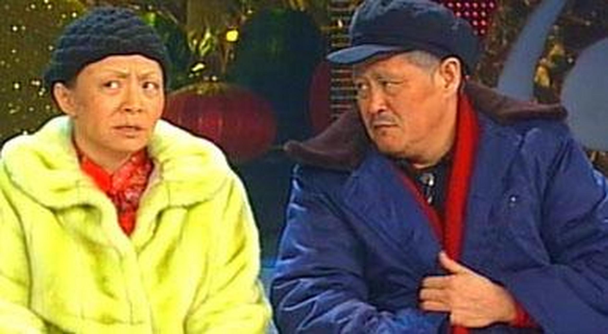 2006年,春晚小品《小崔说事》,赵本山扒着个盒饭就上台了,结果台上的