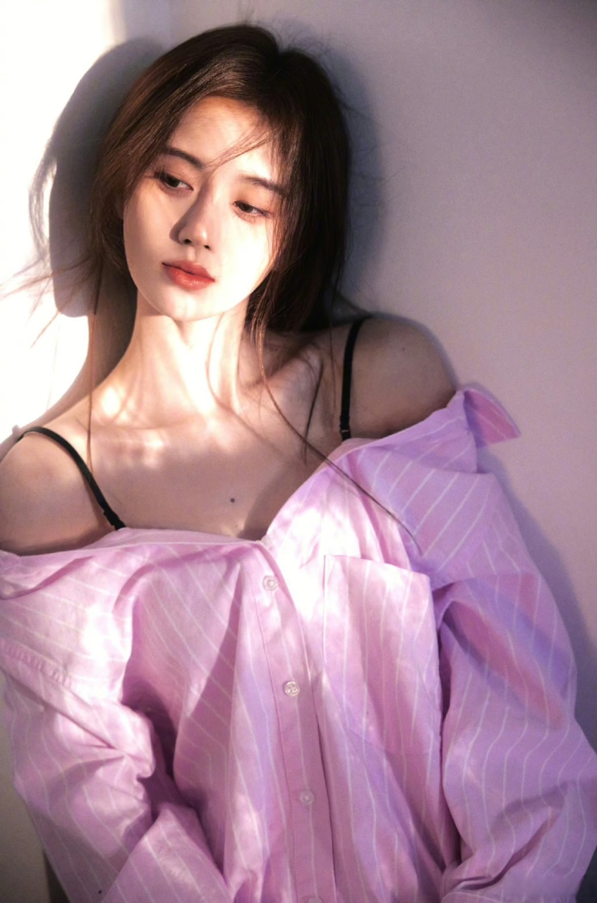 鞠婧祎的"没赘肉"身材真馋人,穿衬衫还能秀出锁骨线条,又纯又欲