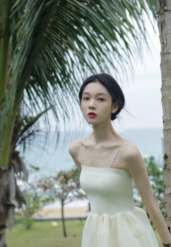 陈瑶一袭奶白色抹胸长裙太可爱,天鹅颈太突出