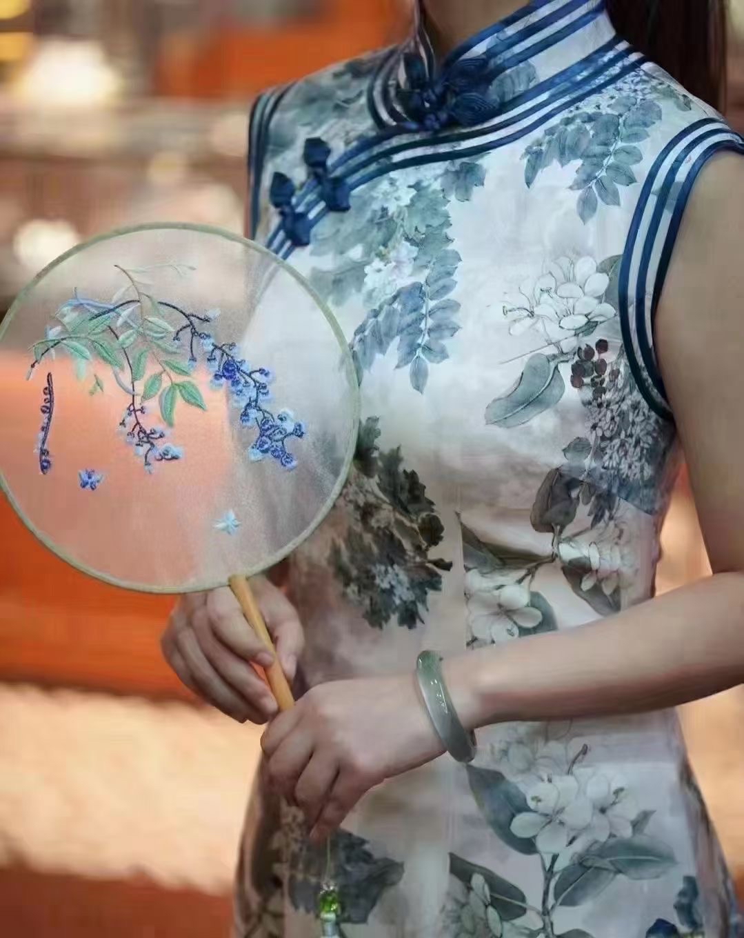 当翡翠遇上旗袍既江南女子般的古典婉约柔情似水道不尽的风情万种