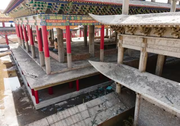 辽宁辽阳废弃的古庙宇,飞檐翘角金碧辉煌,为何被废无人知晓