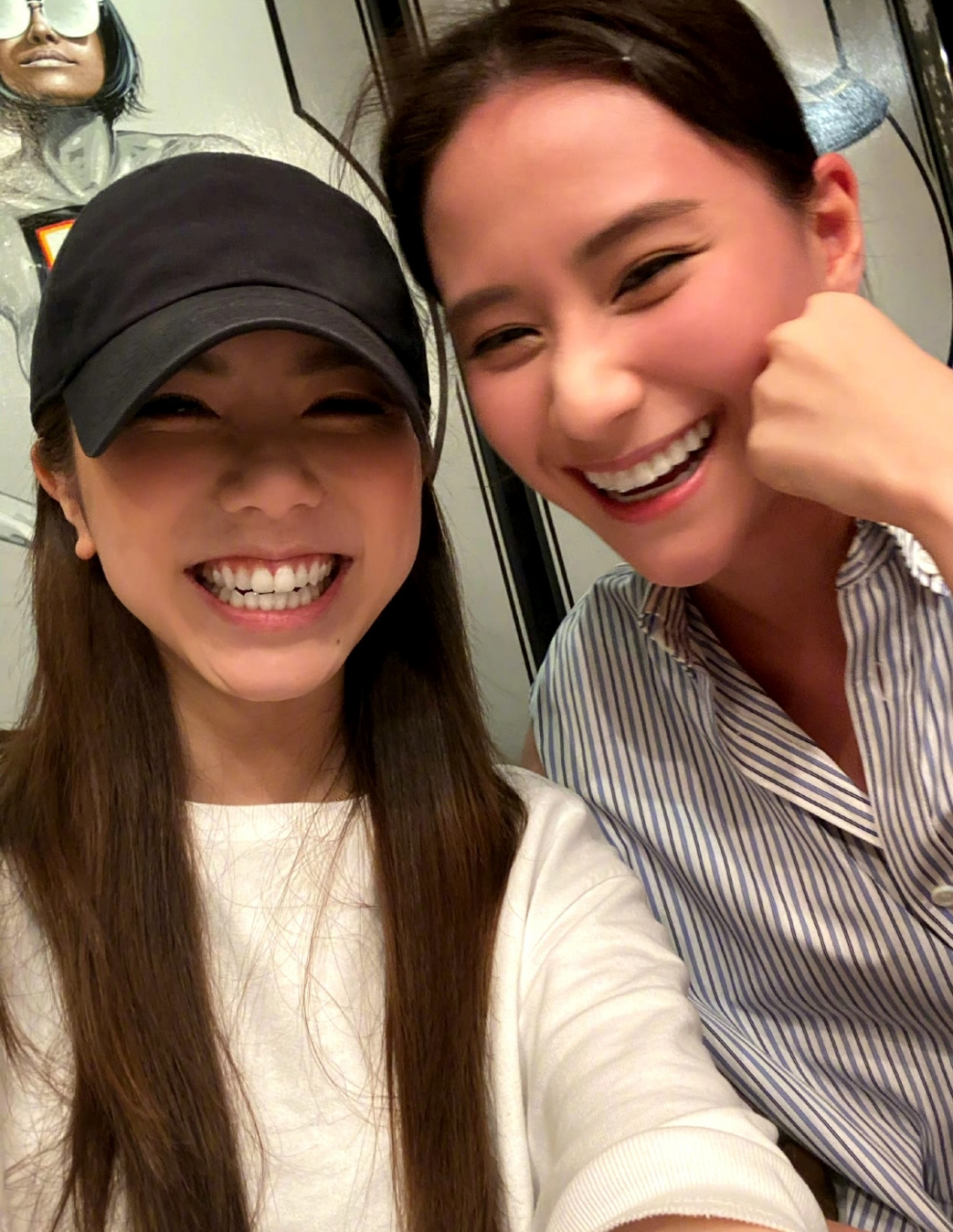 原来邓紫棋和何超莲关系这么好,邓紫棋发文感慨说,18岁就认识了何超莲