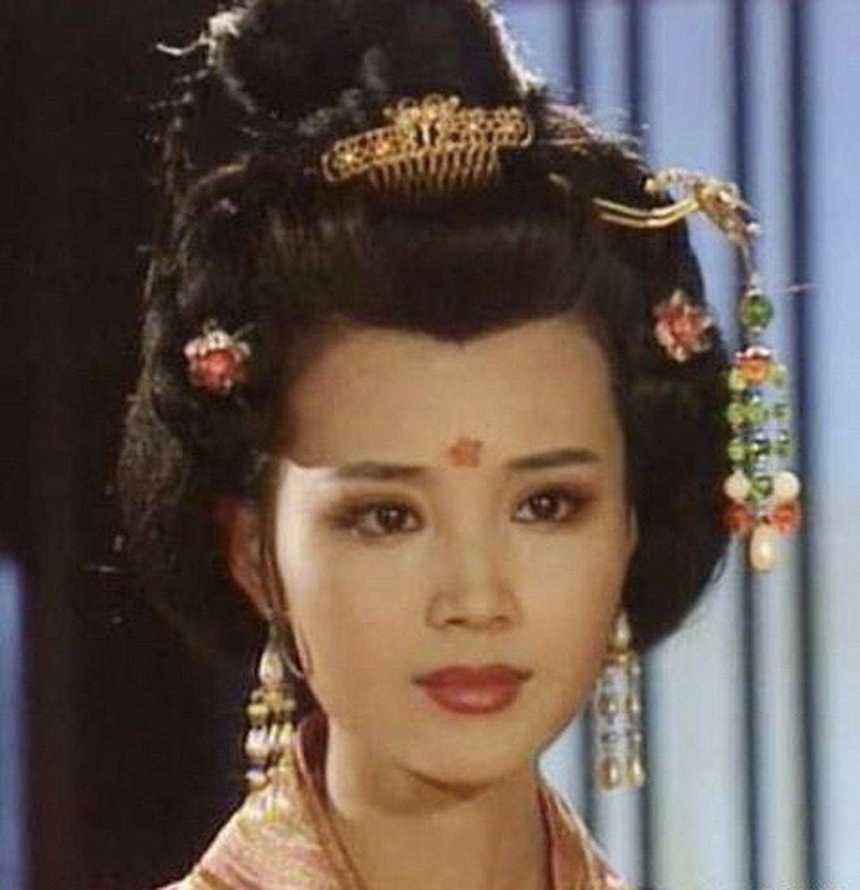 上官婉儿与武则天的经历十分相似,都曾和两代皇帝有关联,可不同的是