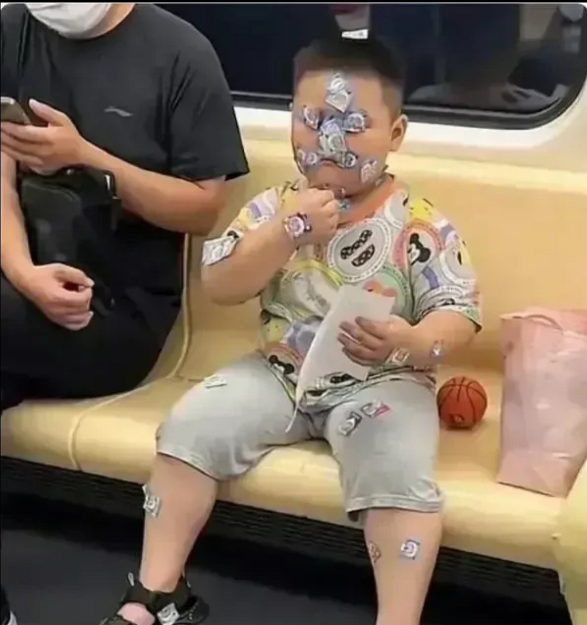 不带这么玩的[捂脸][捂脸] 家长呢?快出来管管