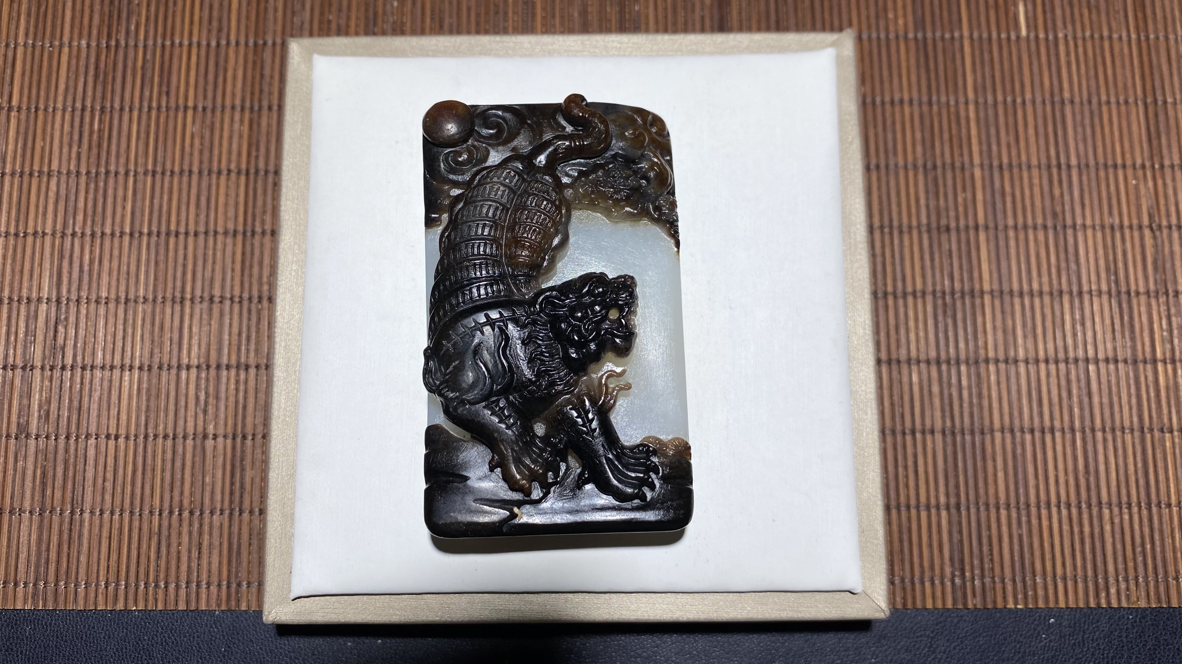 聊聊和田玉俄料黑皮料