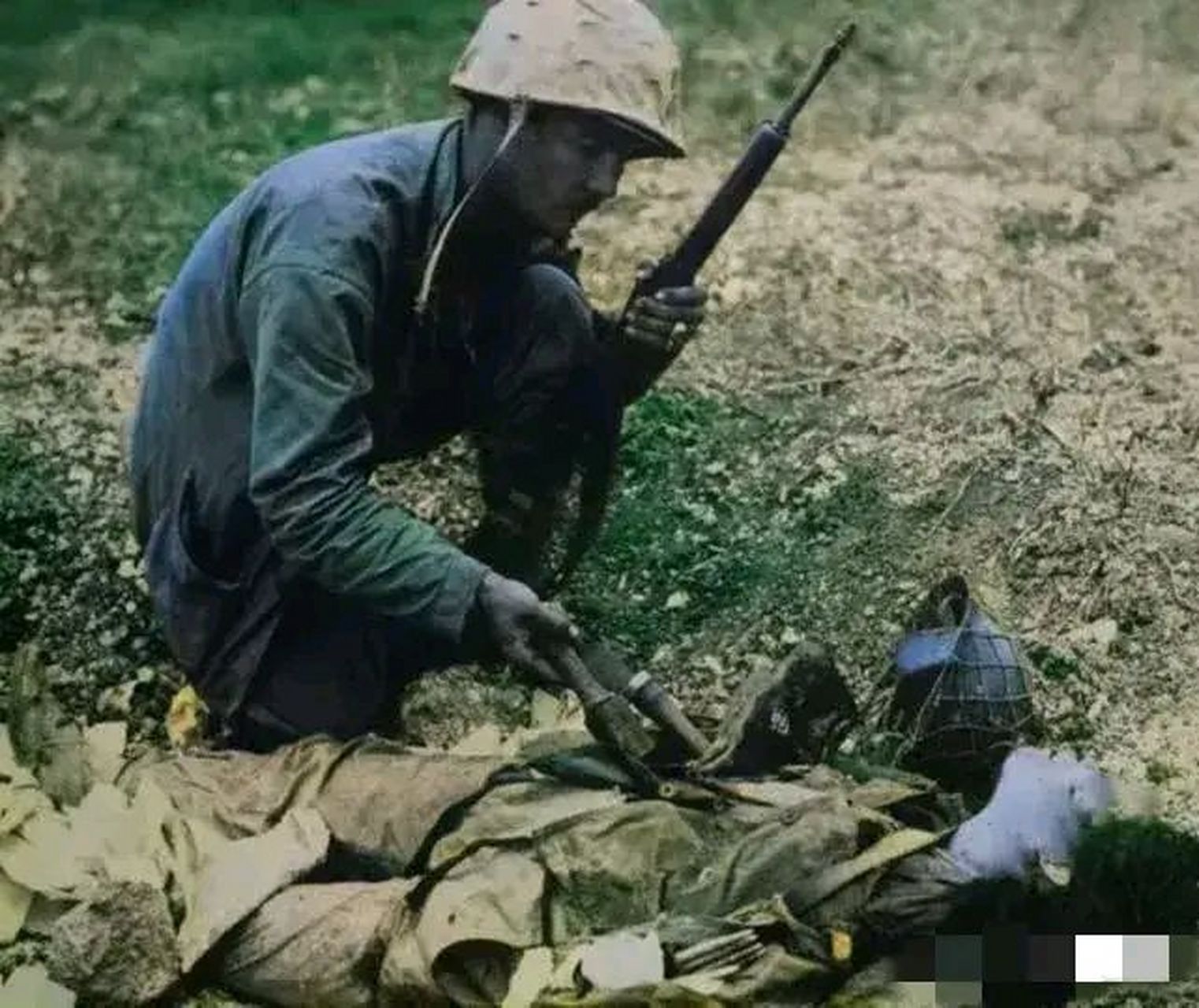 1945年,在吕宋岛战役中,美军击毙了一名日本女兵,并拍下了一张照片.