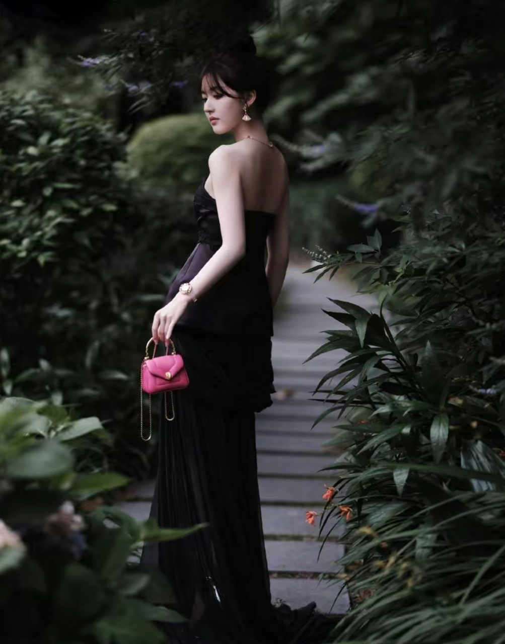 赵露思搭配的是这一条全黑色的连衣裙,抹胸的设计可以勾勒出弧形