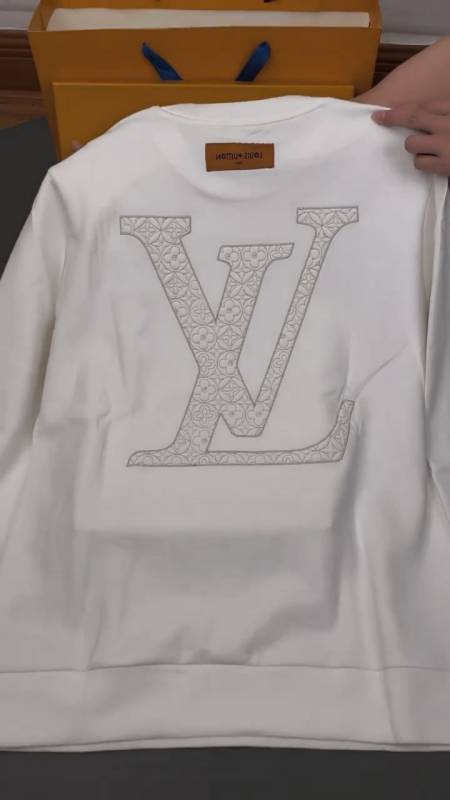 lv驴家秋冬新款卫衣,后背大logo设计真的好看,上身保暖舒适又好搭配