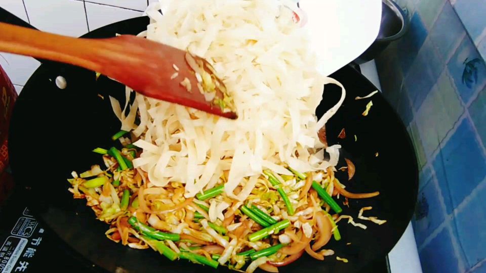 家常炒饼的做法,从饼丝制作到出锅装盘,详细的讲解过程。包你会