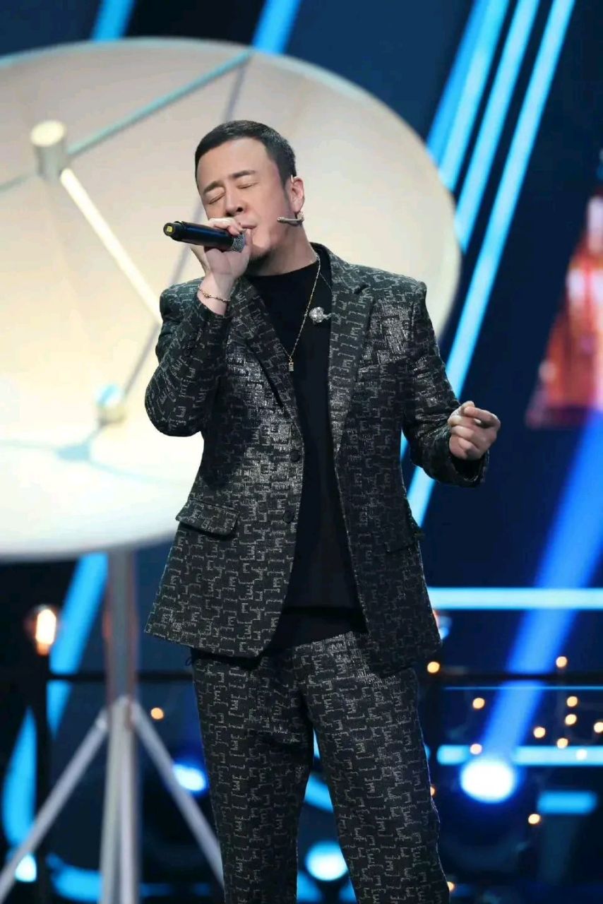 每日娱乐播报# 杨坤最新推出的歌曲《白马过隙》引起了巨大的争议!