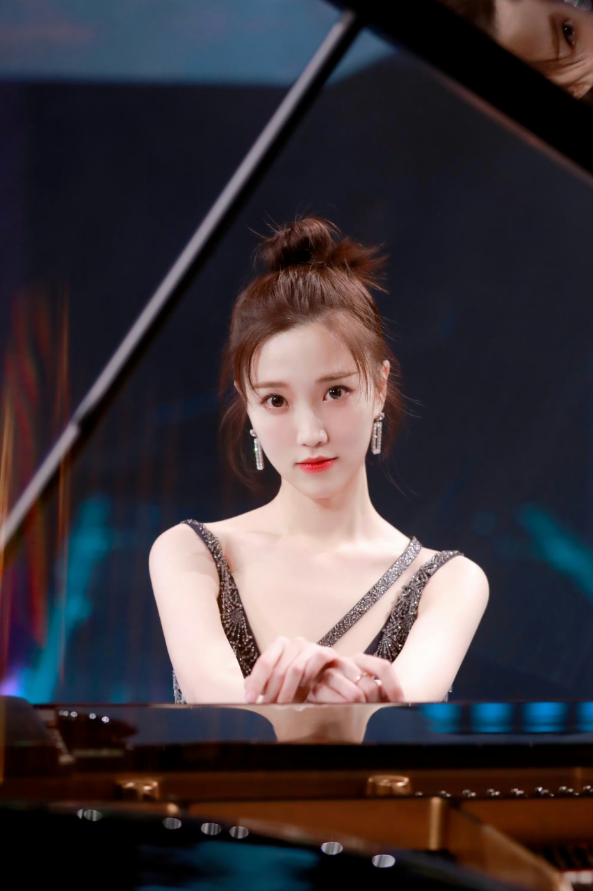 张纯烨的身材这么性感迷人,尤其是这双又直又细的美腿,那么脸还重要吗