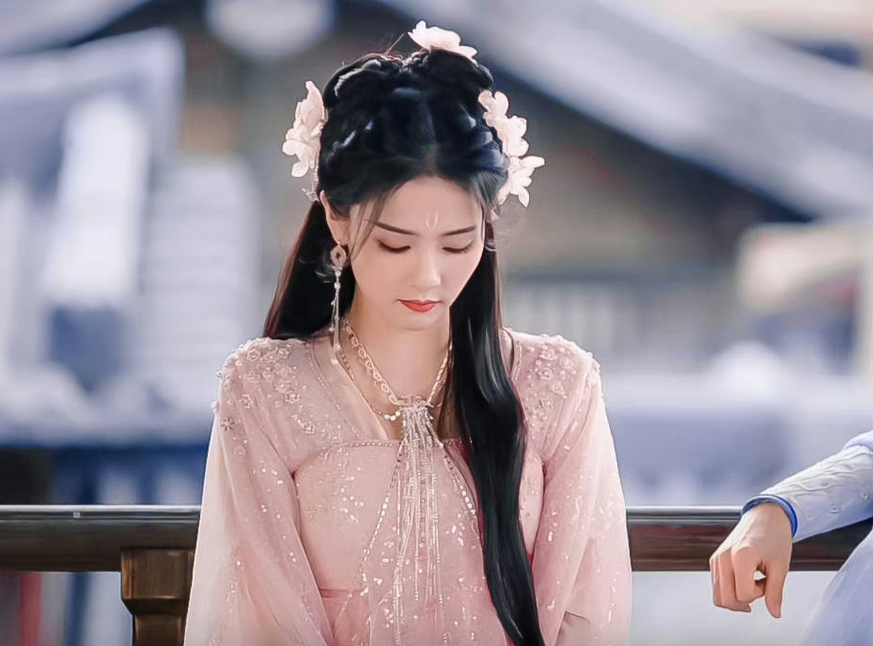 长月烬明黎苏苏这套衣服真的好适合她,粉粉嫩嫩的#娱乐最前沿# #我们