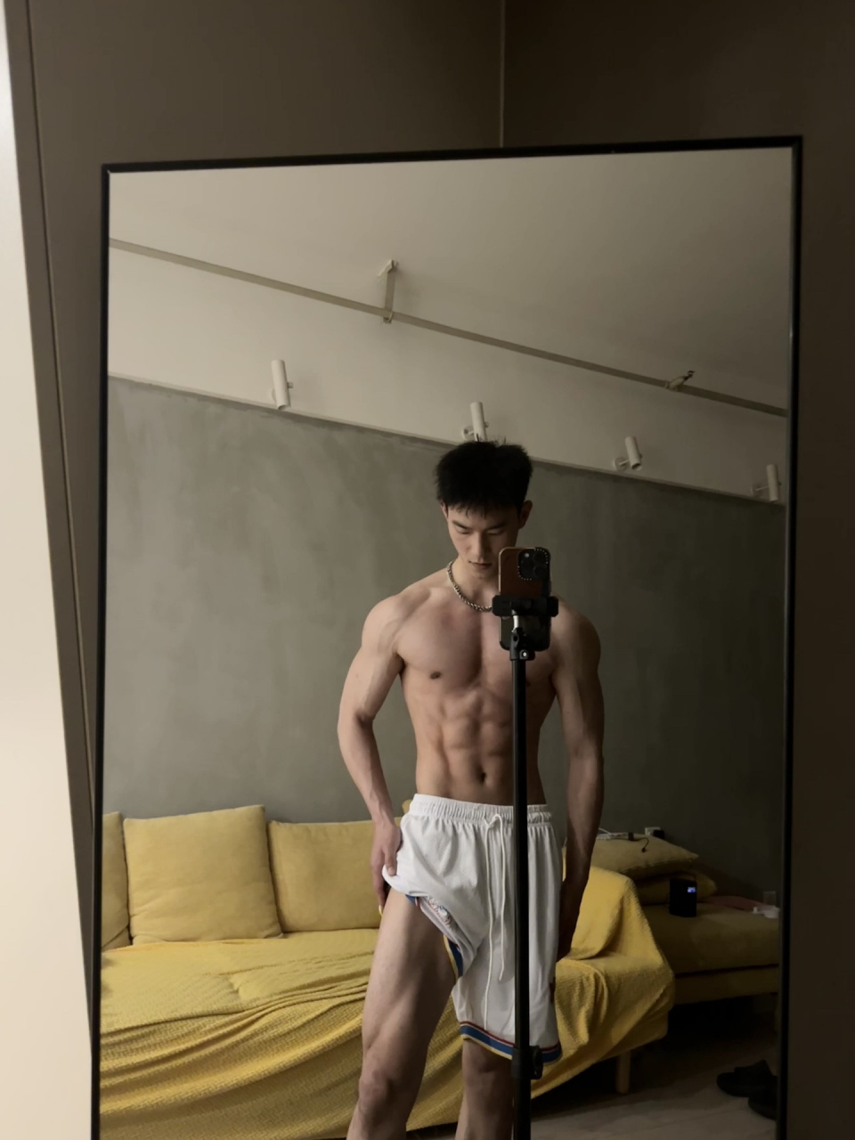 脱下上衣有点冷 也不影响我自拍#肌肉型男# #帅哥