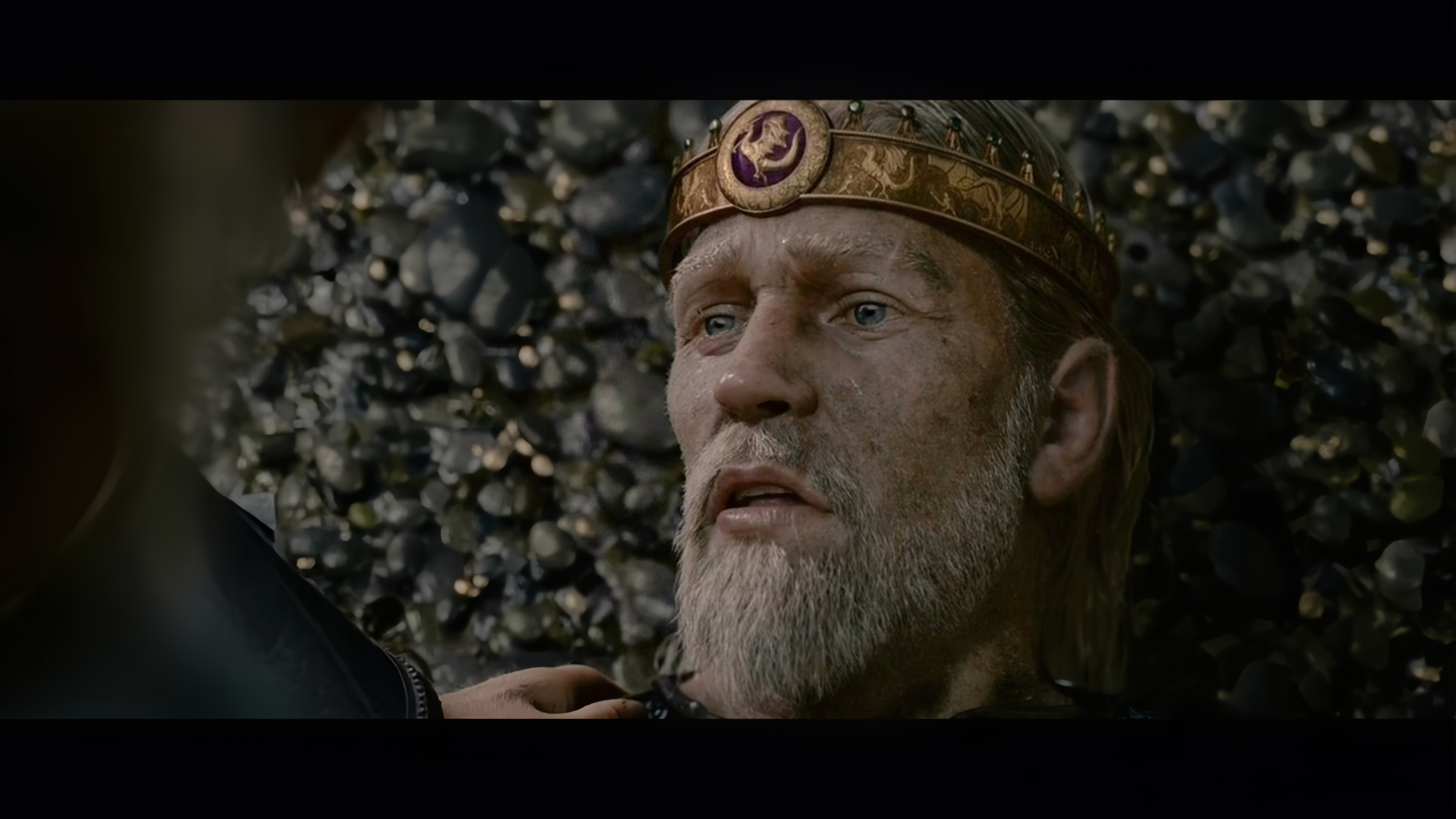 但女妖却诱惑英雄并生下了更多的怪物,导致老国王去