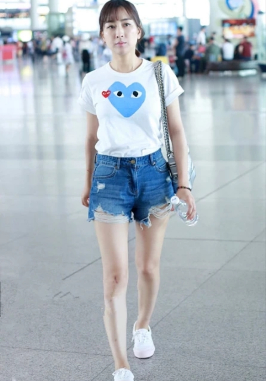 马苏的状态真好,素颜也是那么美,身穿白色短袖搭配牛仔短裤,简单舒适