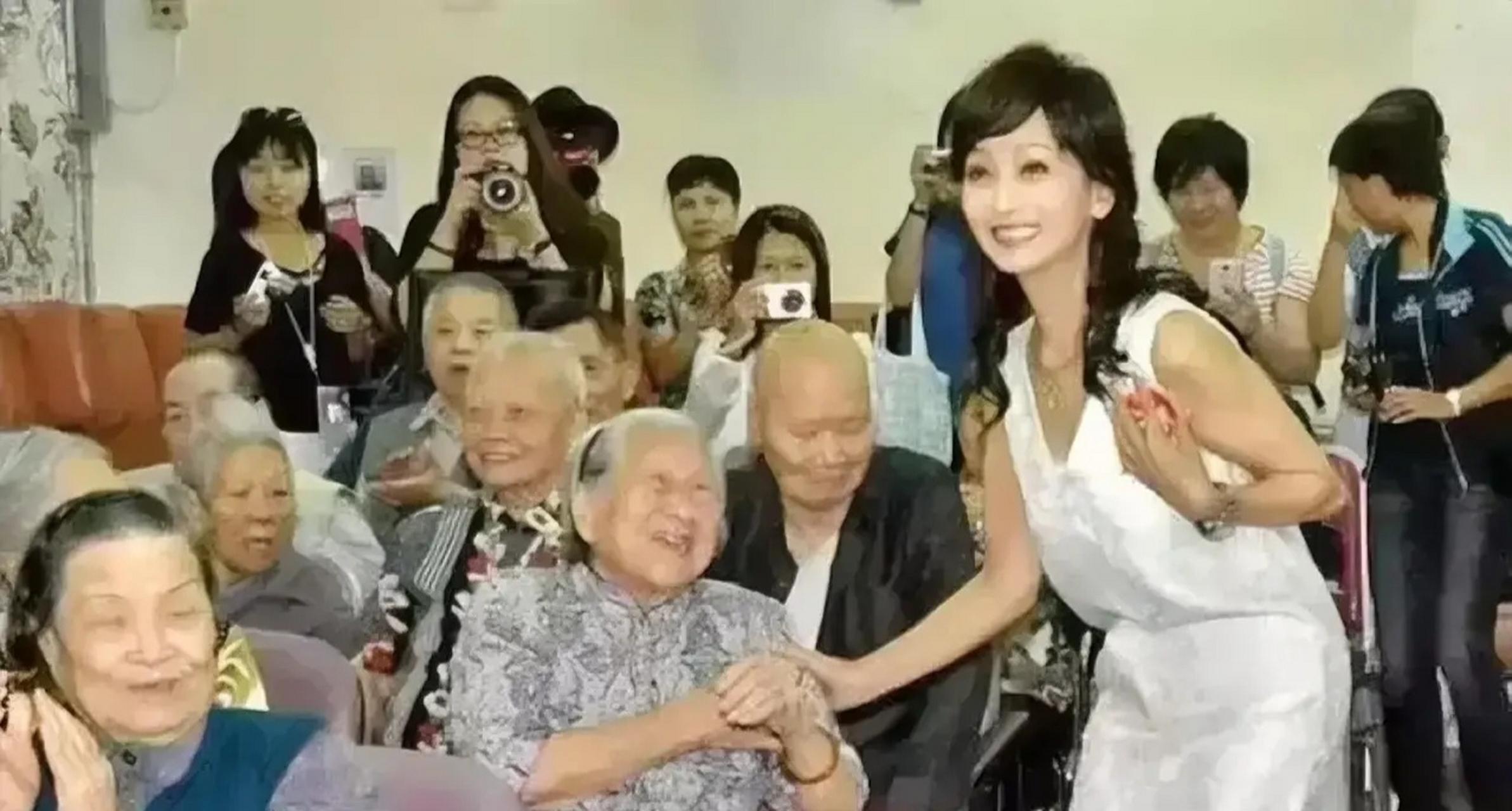 吕良伟去敬老院看望老人,一位大爷问他:"小伙子,你多大了?