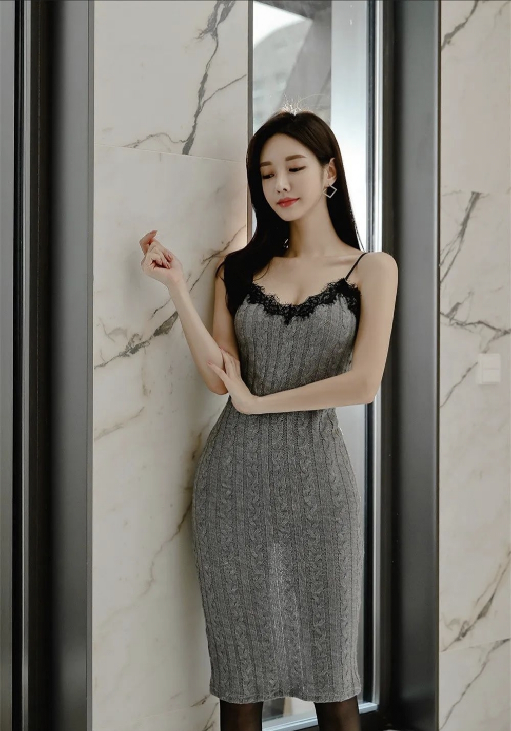 孙允珠韩国女神,低胸吊带及膝裙搭配黑丝美腿,性感撩人
