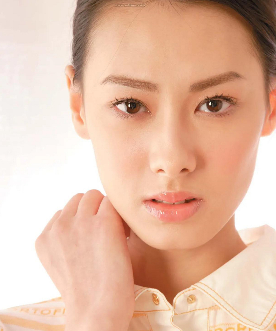 年轻时的梁洛施,真的可以用娇艳欲滴来形容,难怪李泽楷为之倾倒