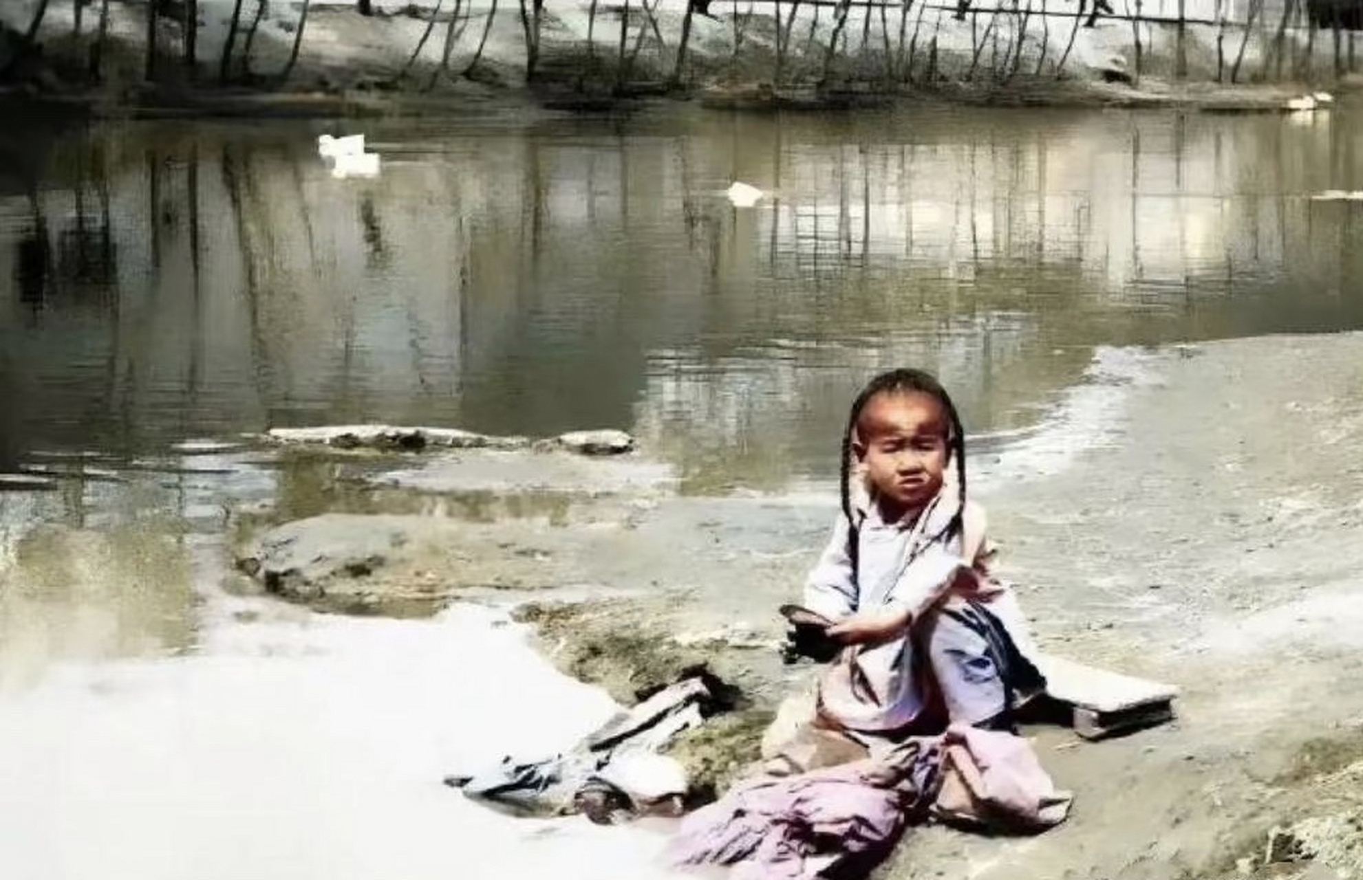 古代真实的童养媳照片,小小年纪已经要去河边洗衣服了