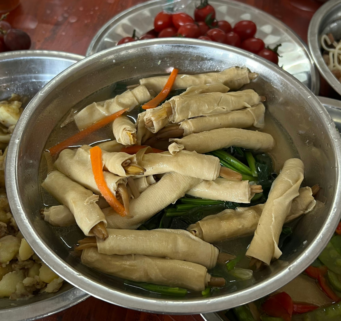 寺庙里的斋饭,随随便便,简简单单的吃点素菜就行咯,为什么很多斋菜要