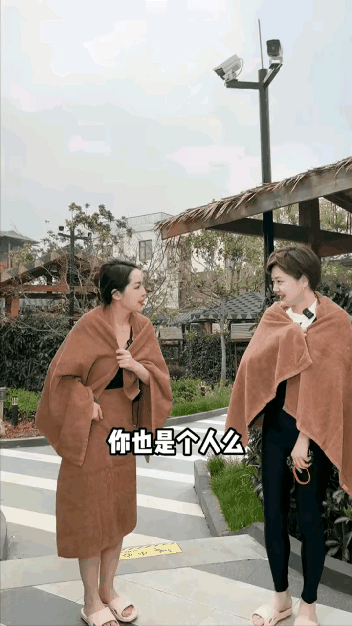 美女台球裁判王钟瑶泳装秀!